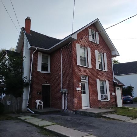 Cozy Downtown Two Bedrooms Free Parking Kingston Bagian luar foto